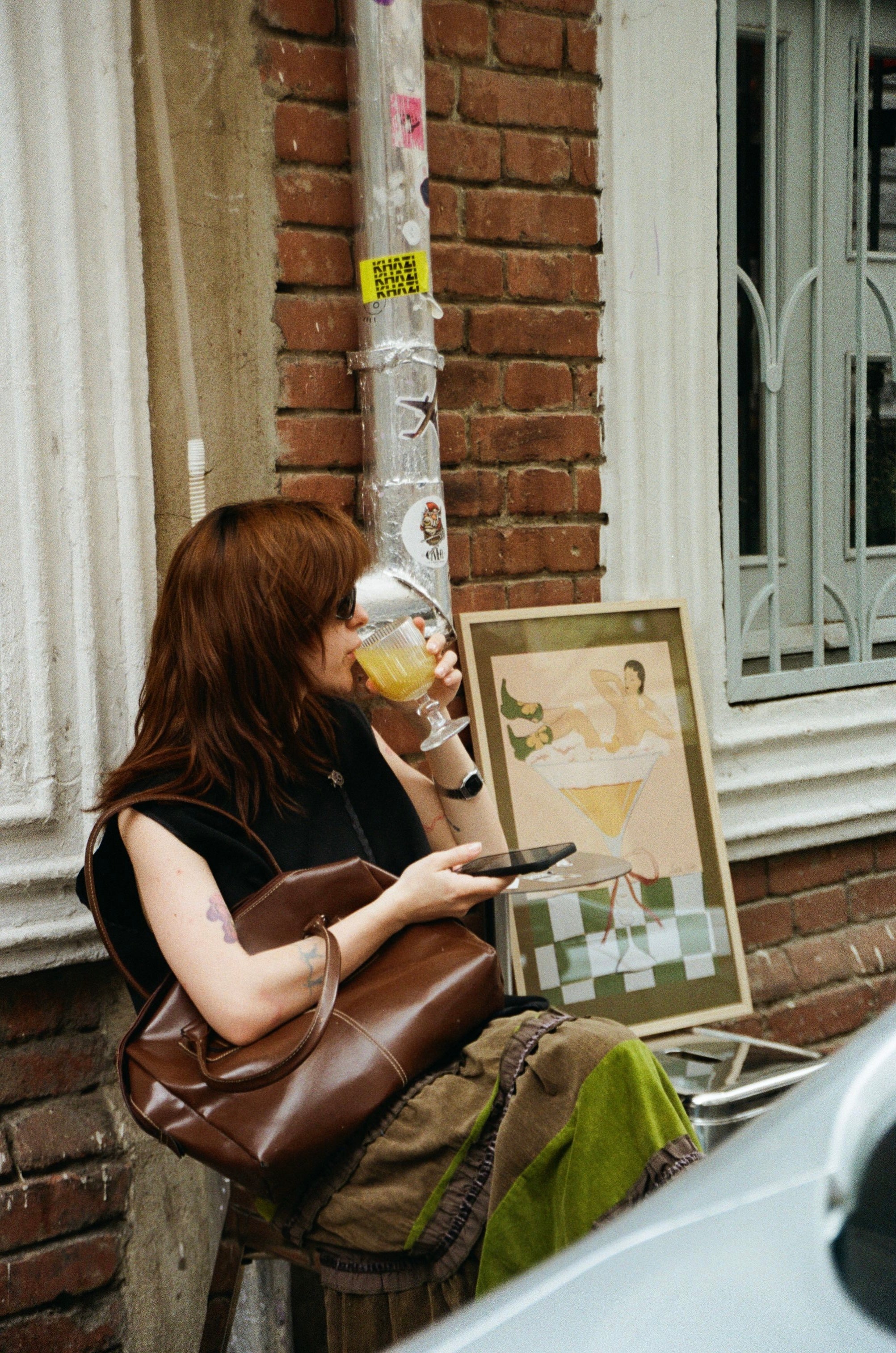 გოგონა კოქტეილში