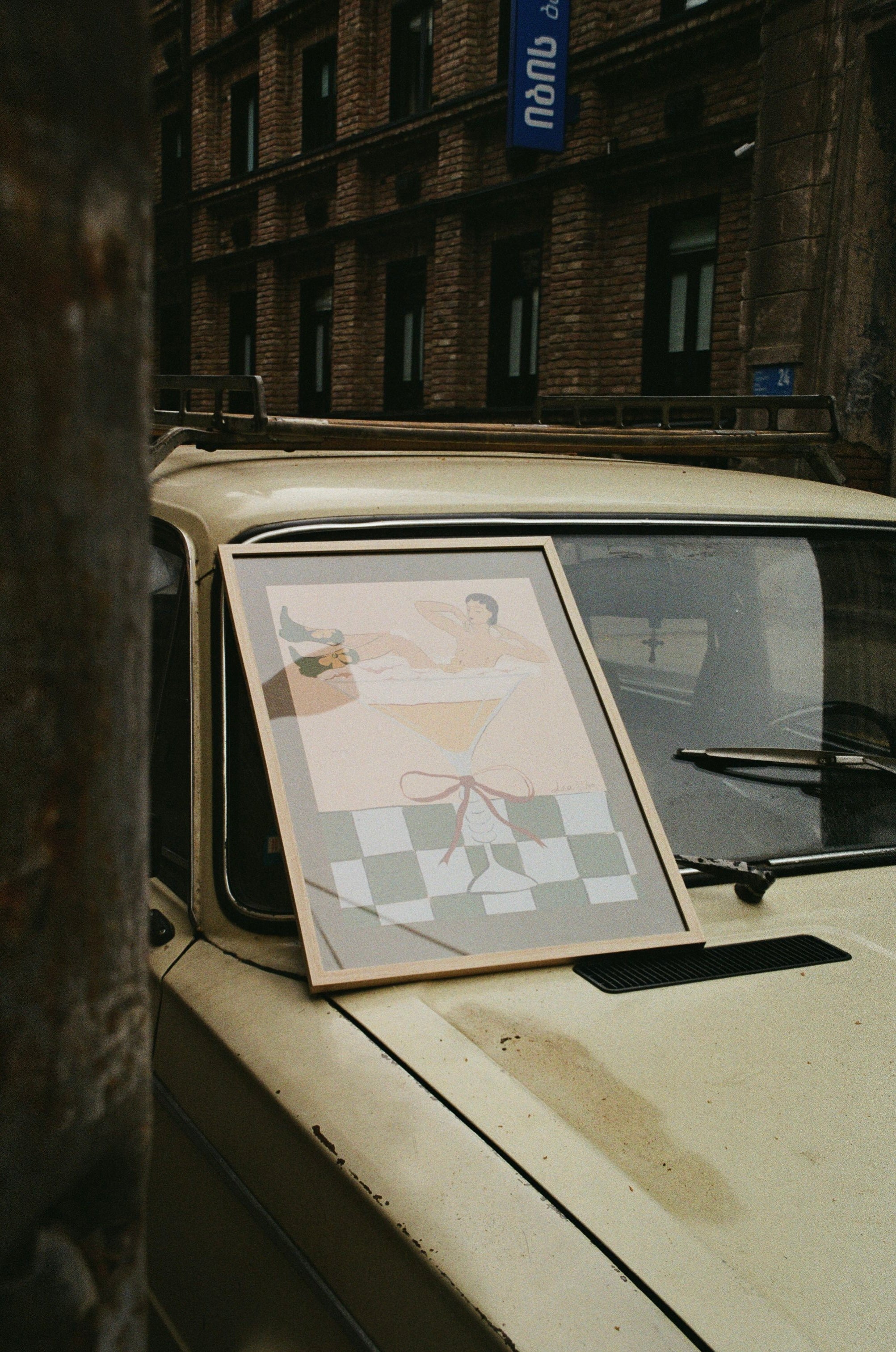 გოგონა კოქტეილში