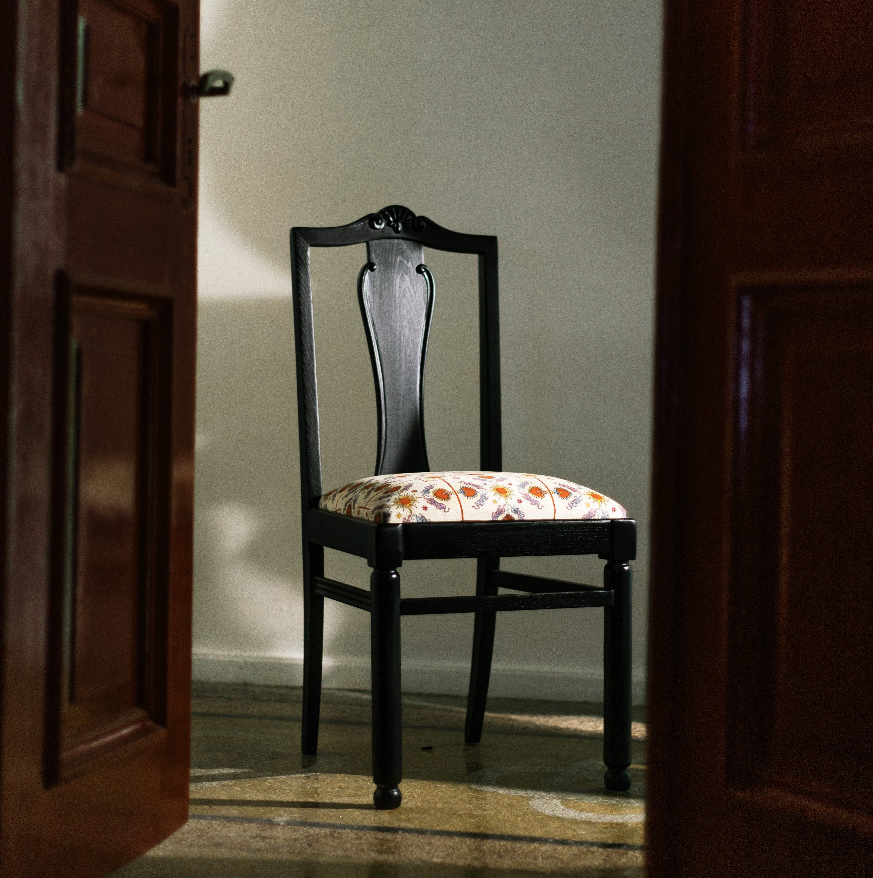 სკამი „ვეფხისტყაოსანი“ – კრემისფერი