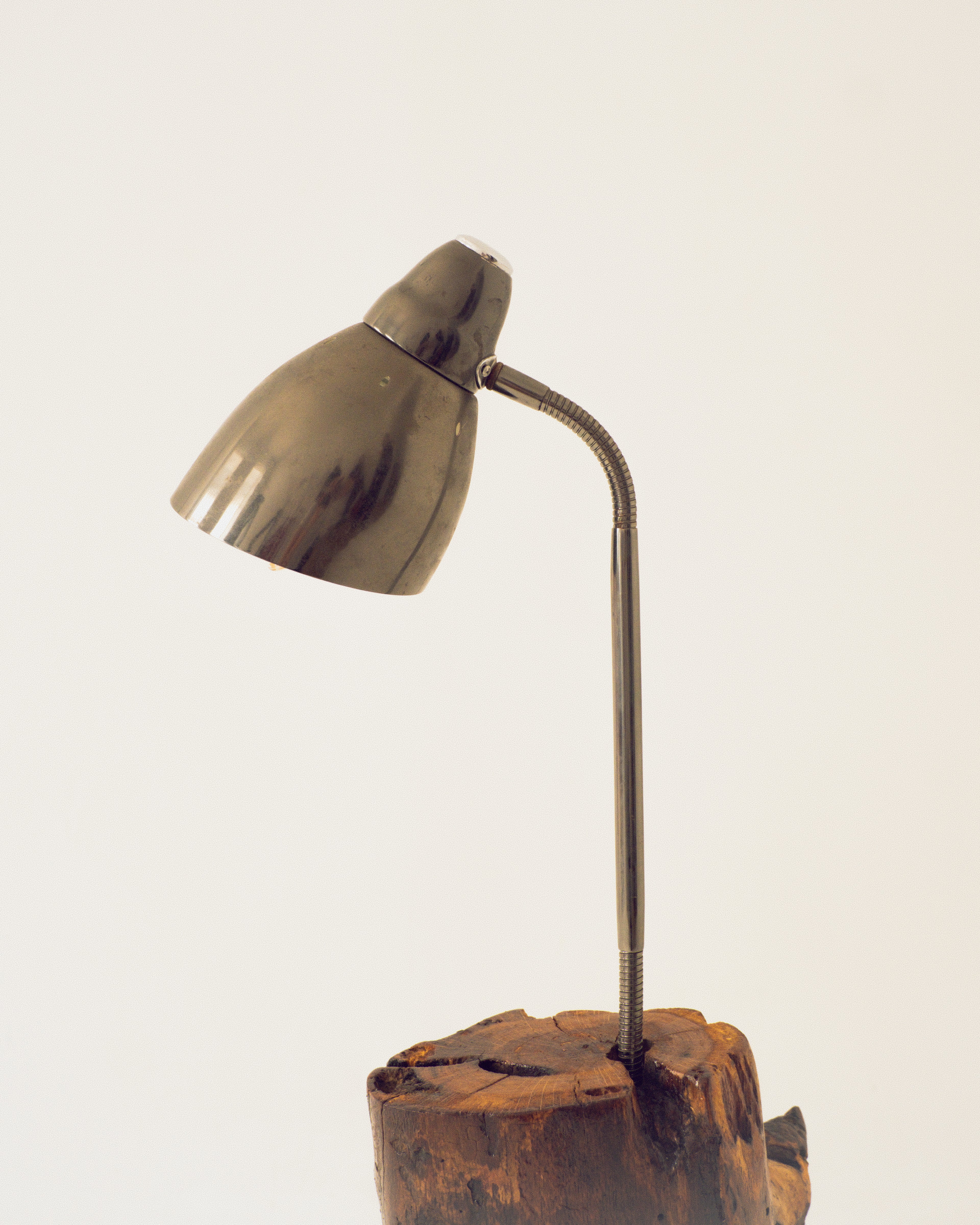 Vintage-style desk lamp on a wooden base against a plain background